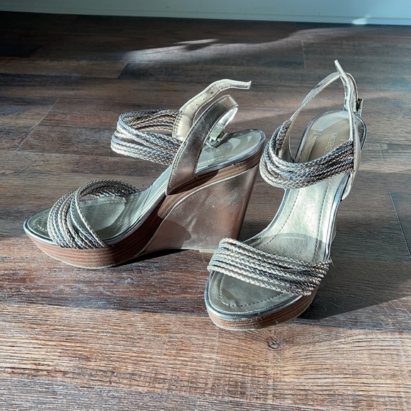 Adorable BCBG matte bronze combo wedge in size 9 - Picture 2 of 4